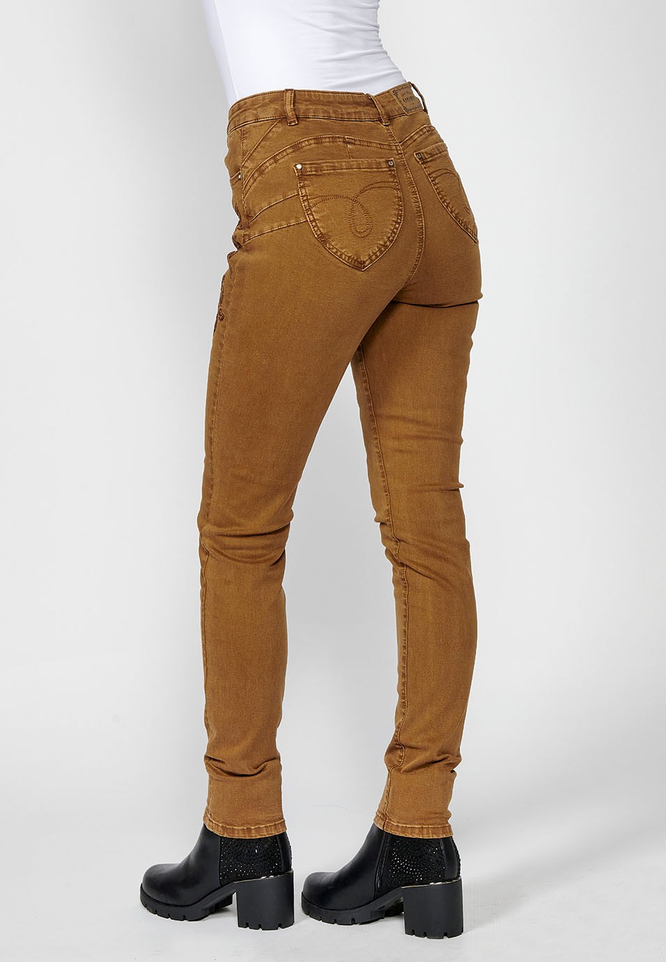 Pantalon long coupe slim pour femme avec détails brodés et fermeture éclair sur le devant et bouton de couleur ocre 1