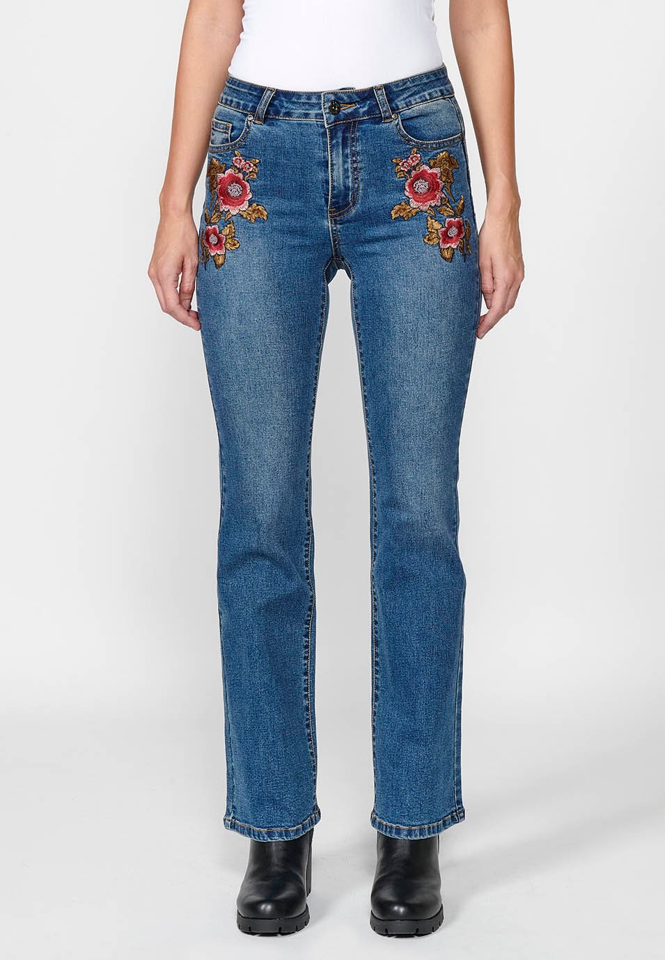 Pantalon long évasé push-up en denim bleu bootcut avec cinq poches et fleurs brodées sur les hanches pour femme