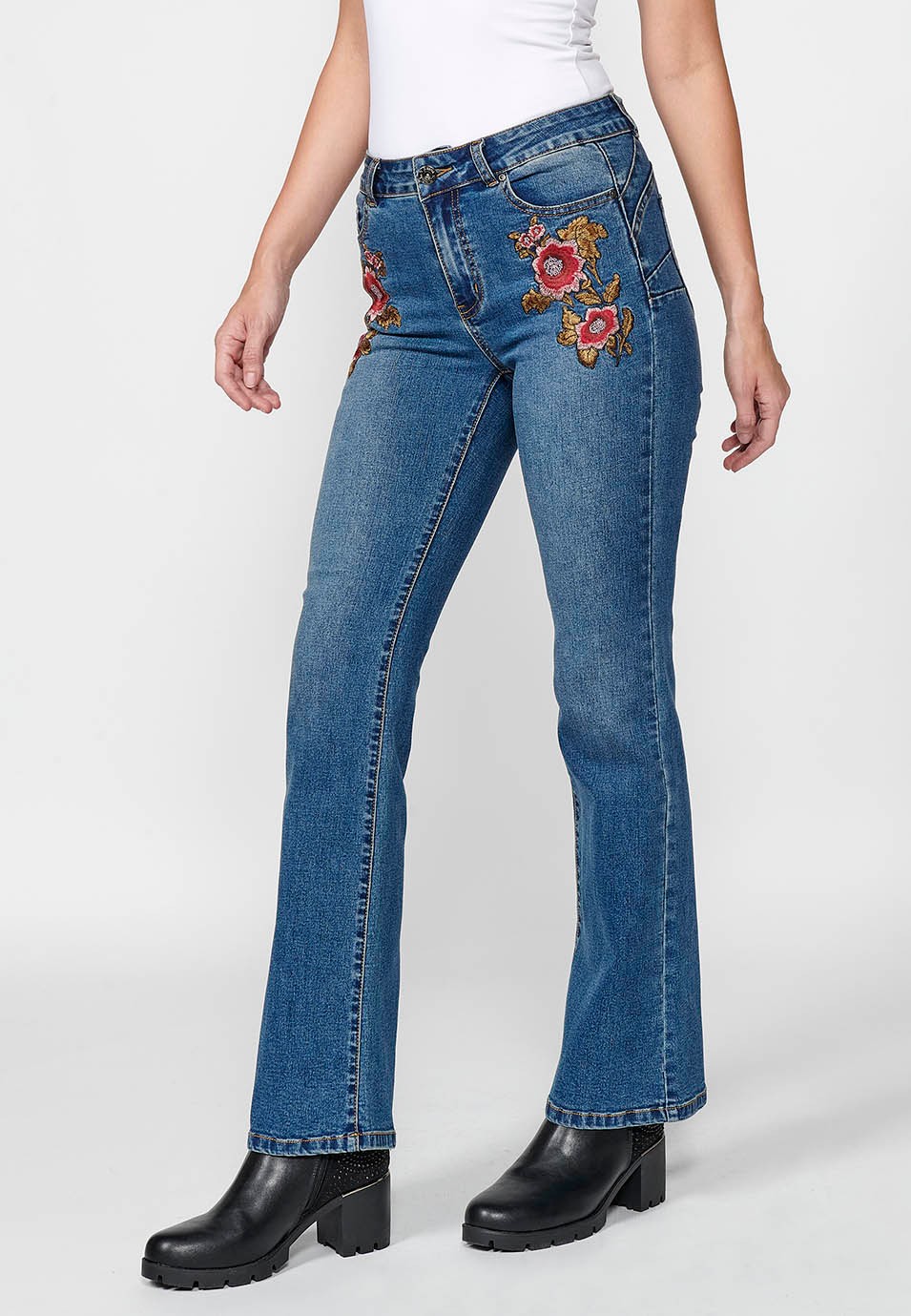 Pantalon long évasé push-up en denim bleu bootcut avec cinq poches et fleurs brodées sur les hanches pour femme