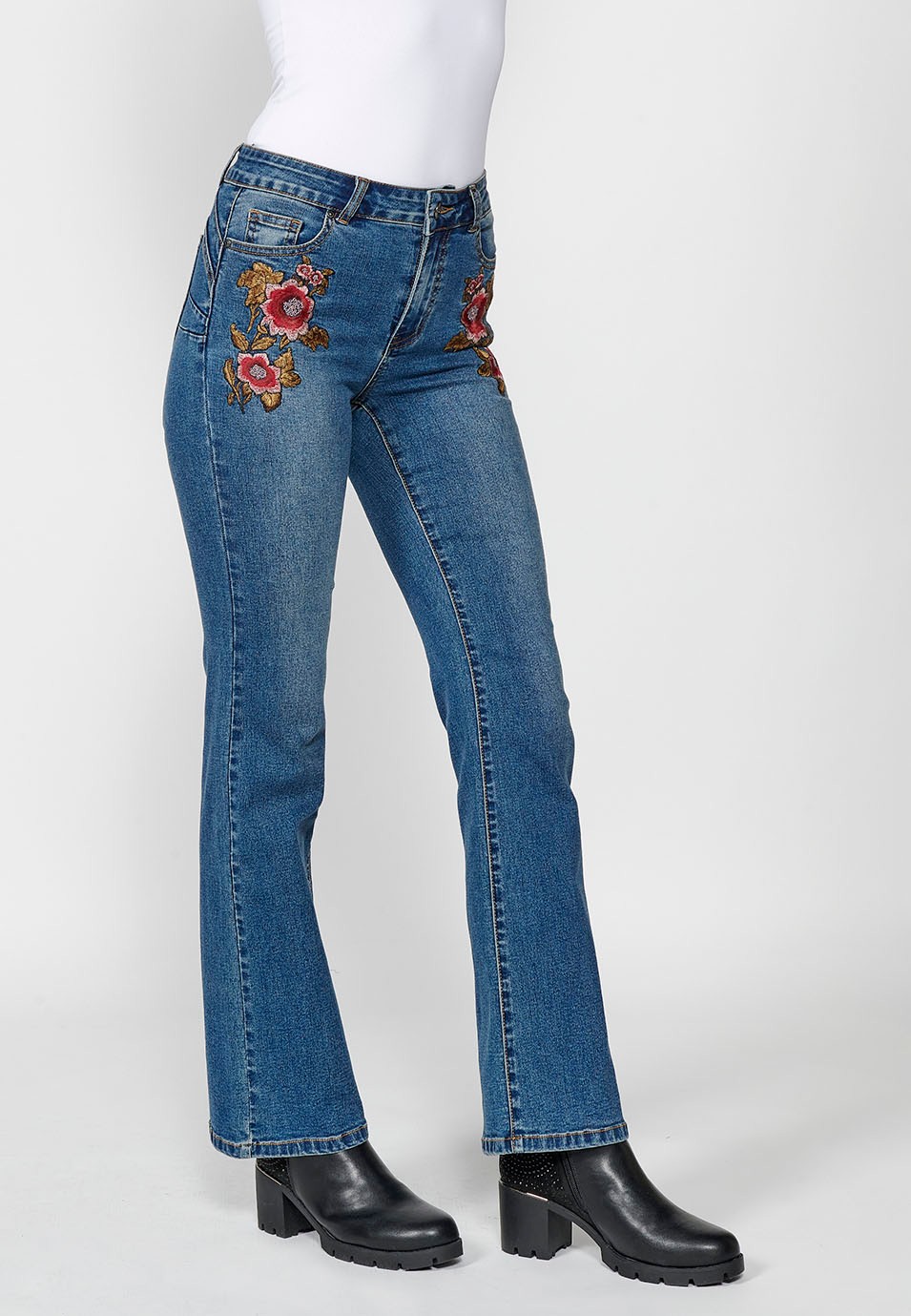 Pantalon long évasé push-up en denim bleu bootcut avec cinq poches et fleurs brodées sur les hanches pour femme