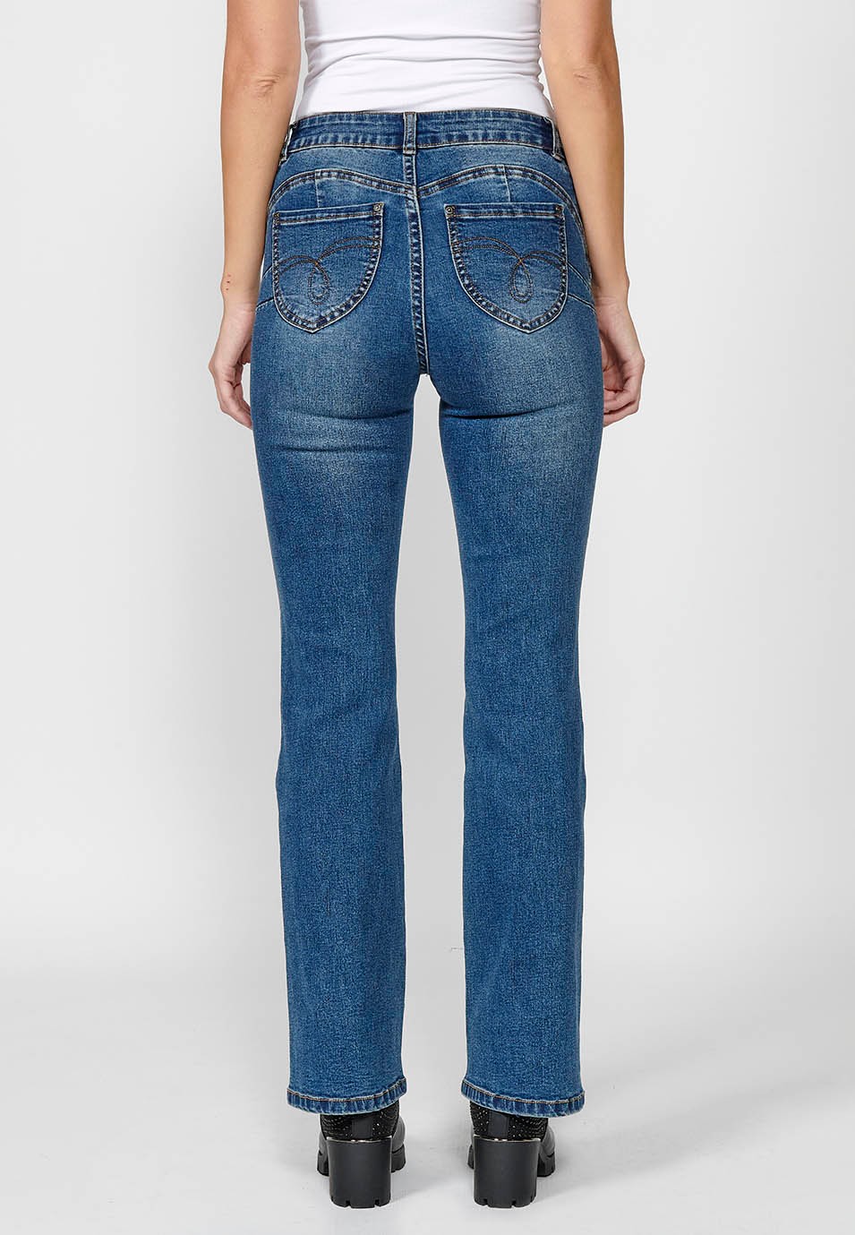 Pantalon long évasé push-up en denim bleu bootcut avec cinq poches et fleurs brodées sur les hanches pour femme