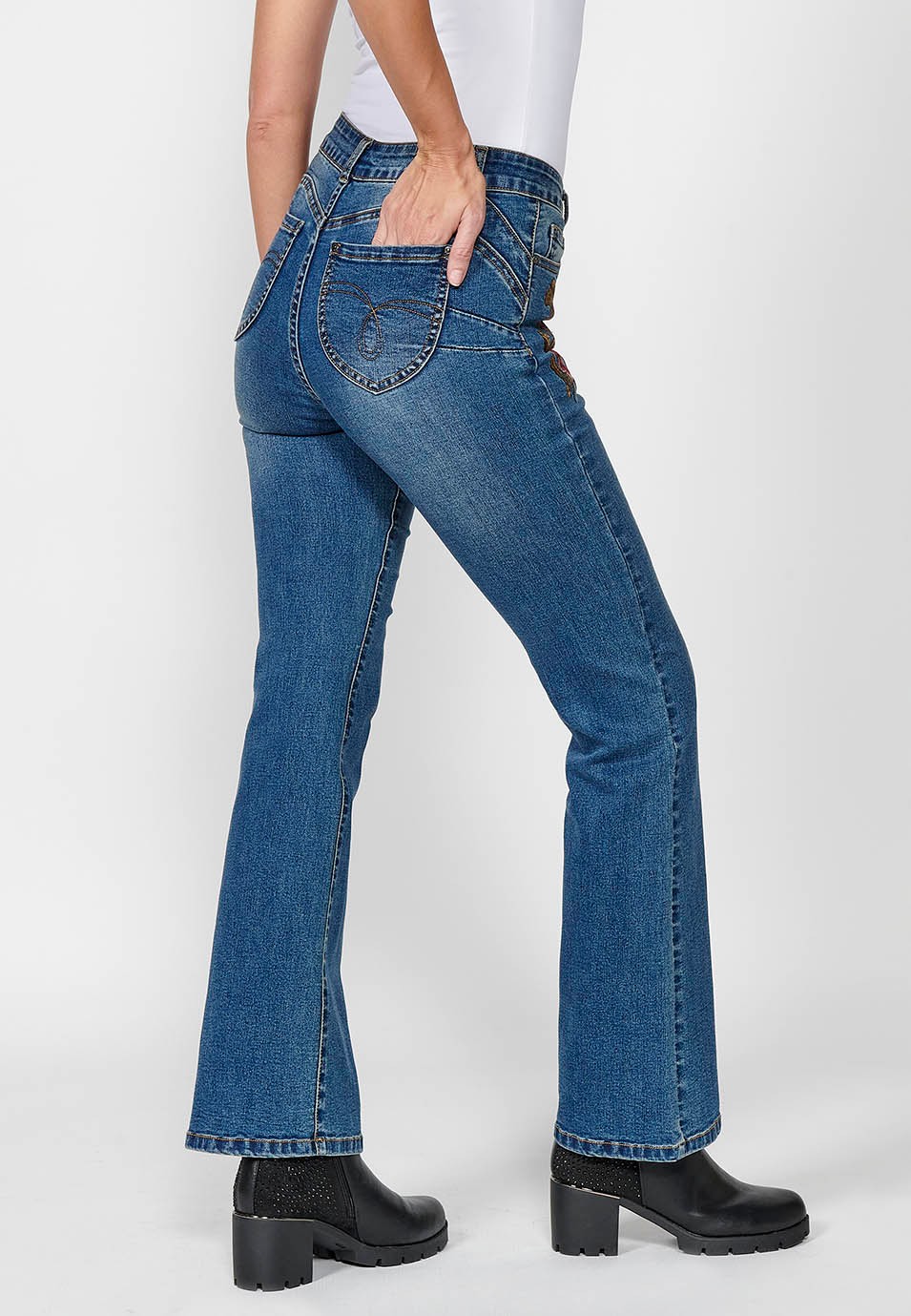 Pantalon long évasé push-up en denim bleu bootcut avec cinq poches et fleurs brodées sur les hanches pour femme