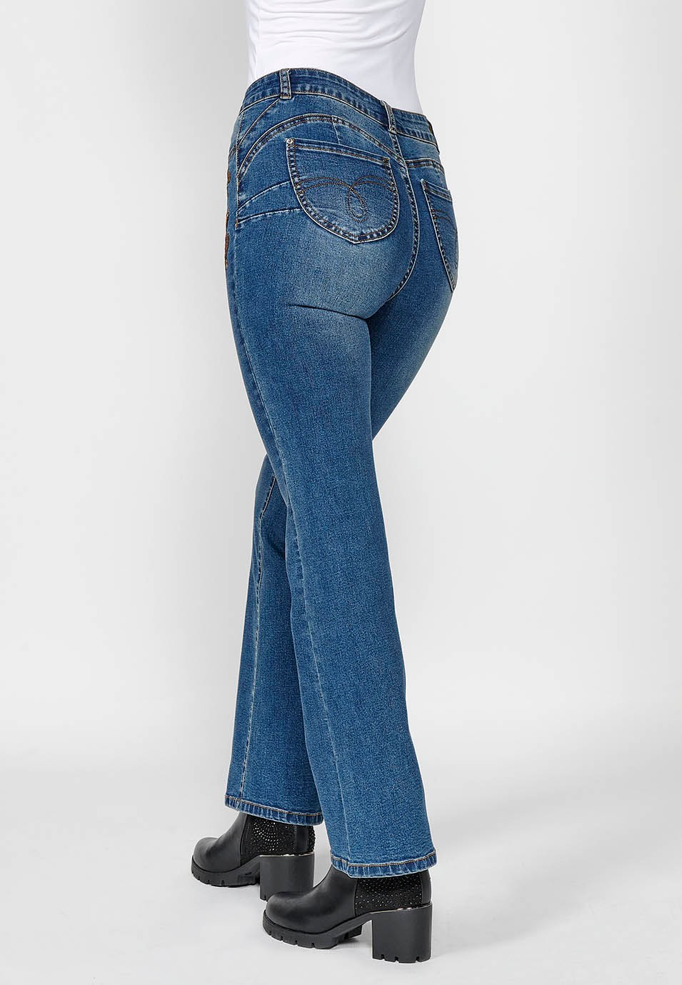 Pantalon long évasé push-up en denim bleu bootcut avec cinq poches et fleurs brodées sur les hanches pour femme