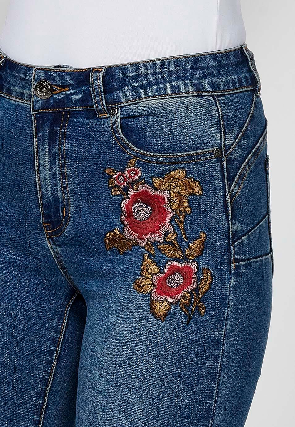 Pantalon long évasé push-up en denim bleu bootcut avec cinq poches et fleurs brodées sur les hanches pour femme