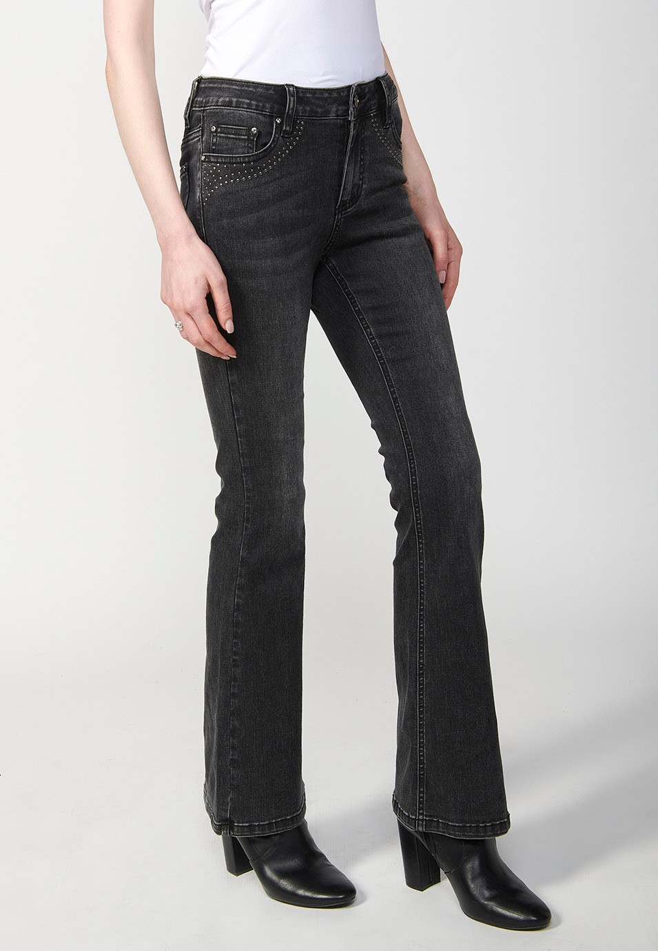 Pantalon en denim boot cut à cinq poches, évasé, couleur noire, avec applications métalliques sur les poches pour Femme