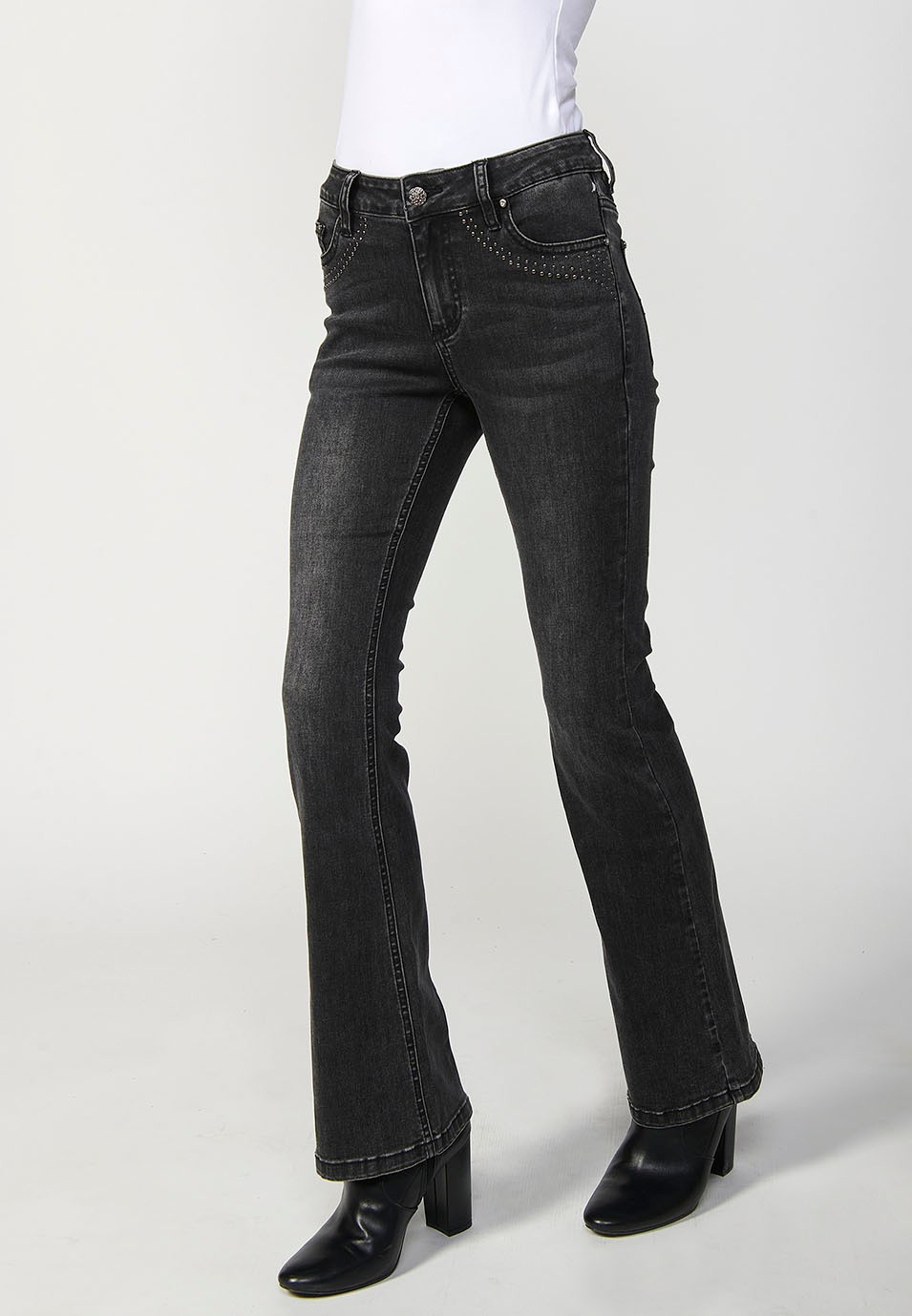 Pantalon en denim boot cut à cinq poches, évasé, couleur noire, avec applications métalliques sur les poches pour Femme