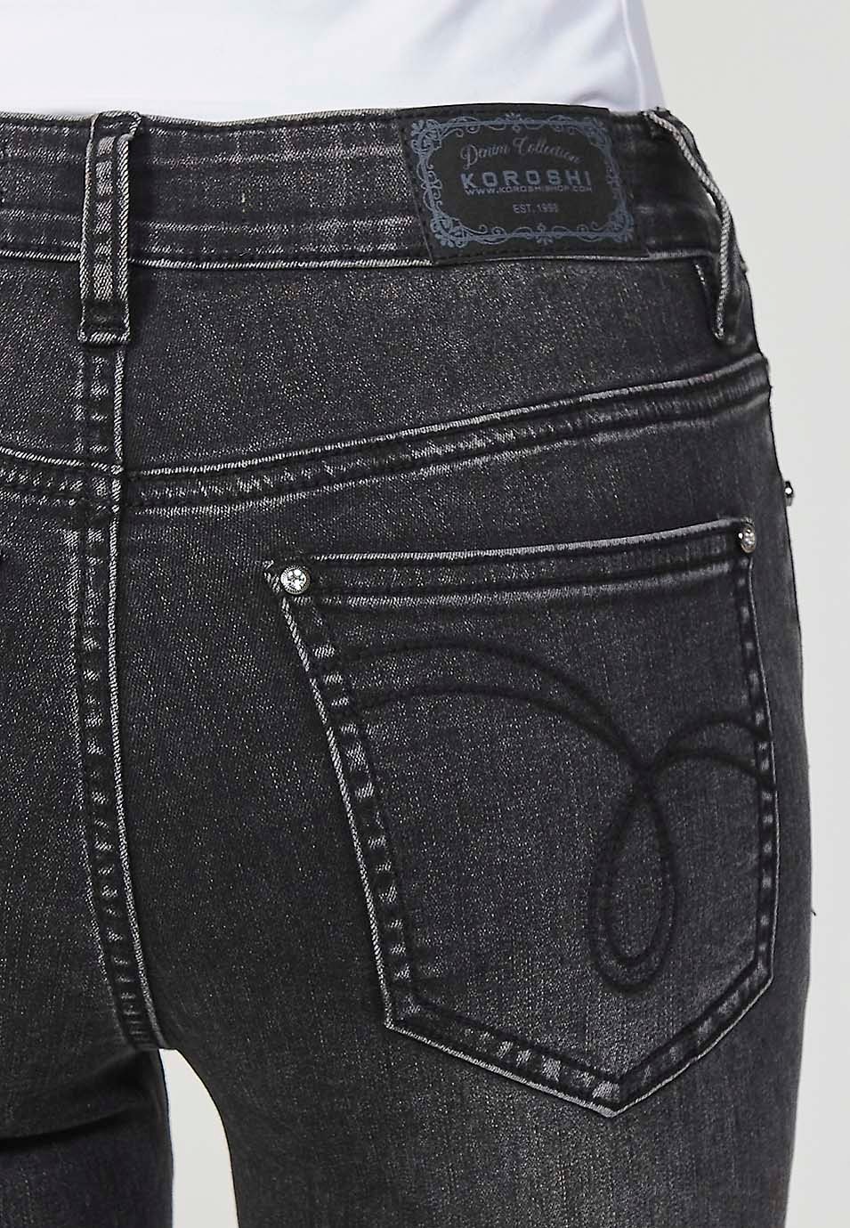 Pantalon en denim boot cut à cinq poches, évasé, couleur noire, avec applications métalliques sur les poches pour Femme