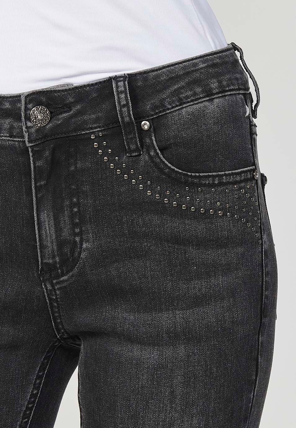 Pantalon en denim boot cut à cinq poches, évasé, couleur noire, avec applications métalliques sur les poches pour Femme