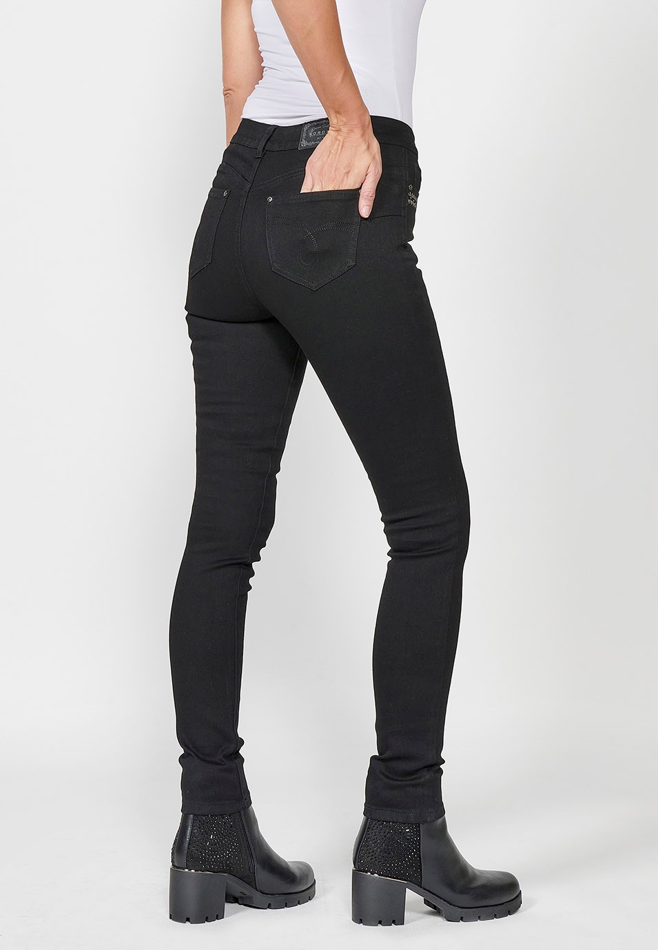 Pantalón slim fit con cinco bolsillos push up con detalles bordados para mujer de color negro