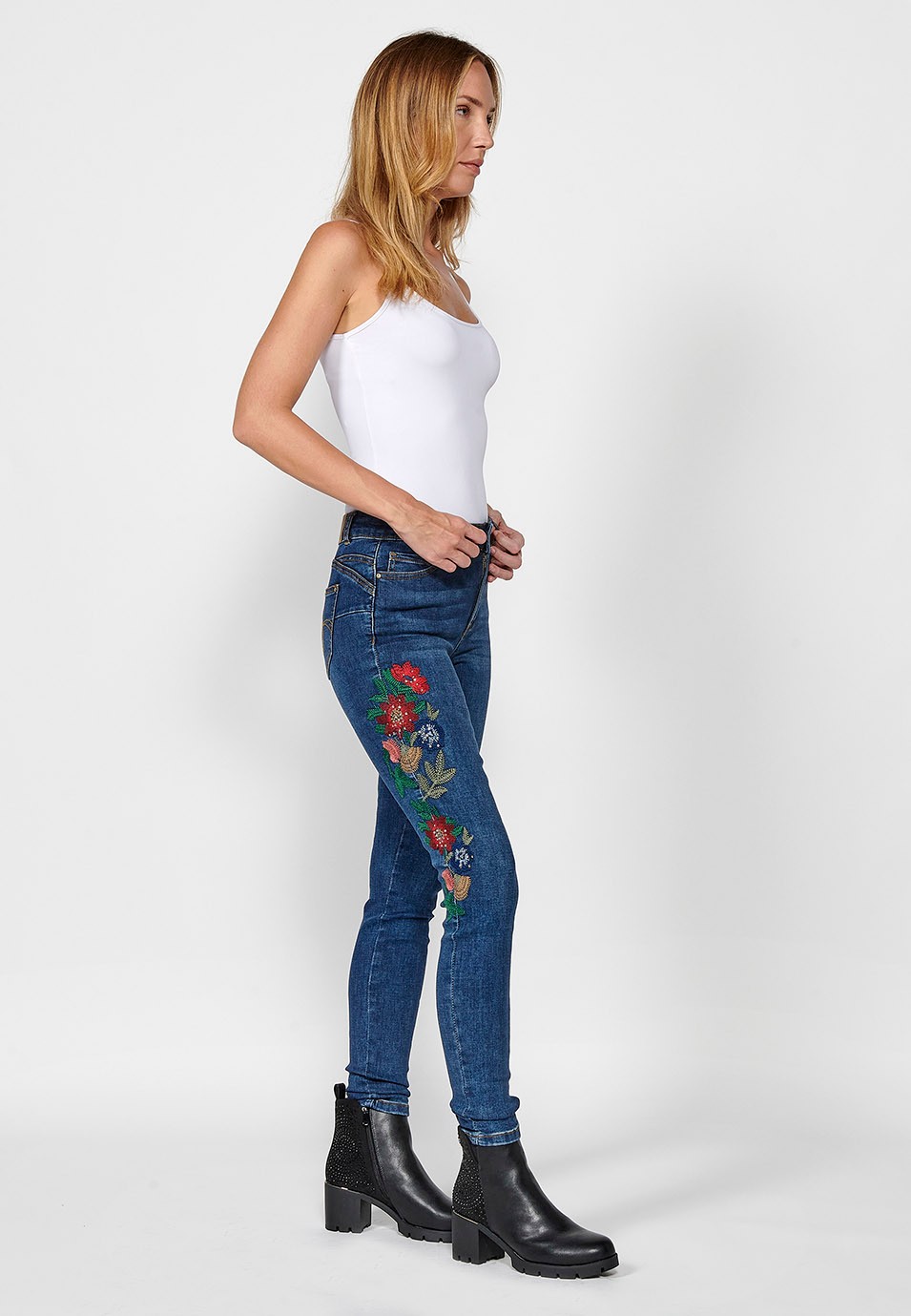 Pantalón largo slim fit push up con detalles bordados y cierre delantero con cremallera y botón para mujer de color azul oscuro