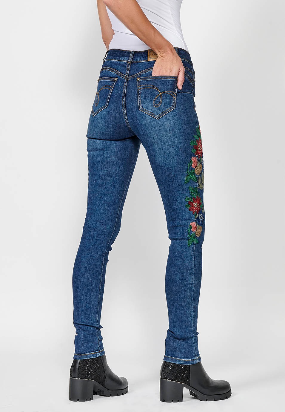 Pantalón largo slim fit push up con detalles bordados y cierre delantero con cremallera y botón para mujer de color azul oscuro