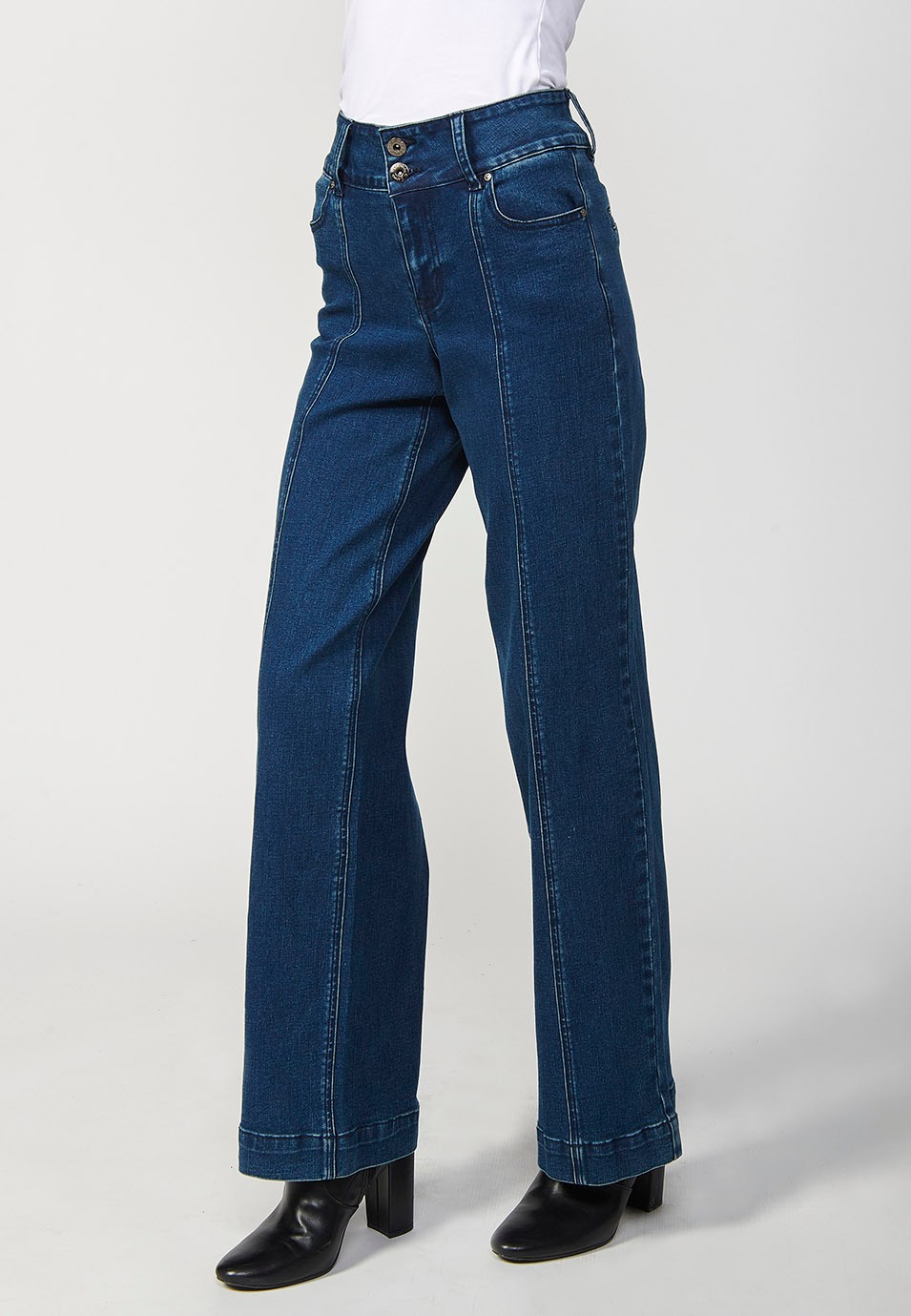 Pantalón denim largo flare acampanado con costura delantera y cierre delantero con cremallera y botón para mujer de color azul