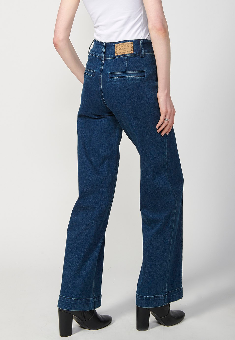 Pantalón denim largo flare acampanado con costura delantera y cierre delantero con cremallera y botón para mujer de color azul