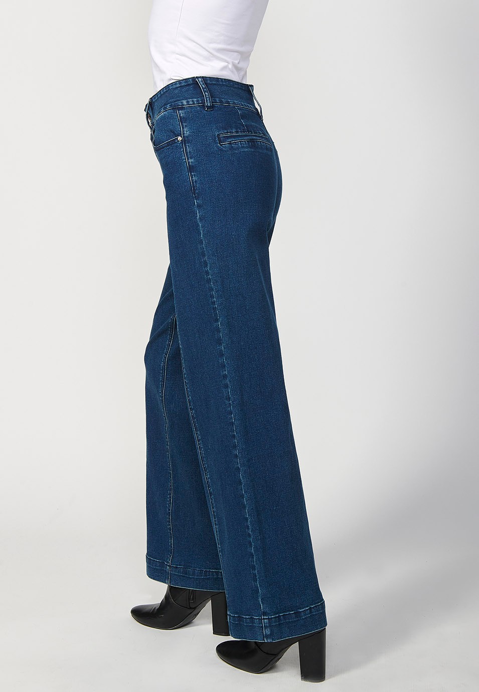 Pantalón denim largo flare acampanado con costura delantera y cierre delantero con cremallera y botón para mujer de color azul