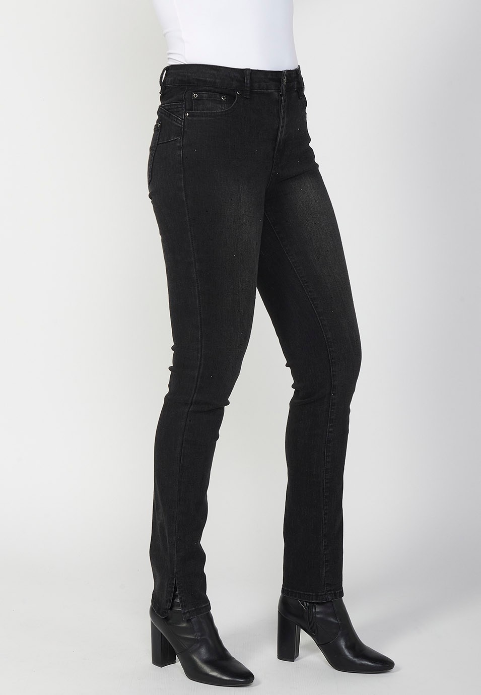 Pantalons denim regular amb cinc butxaques push up i aplicacions brillants per a dona de color negre