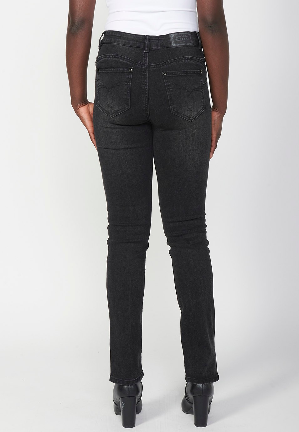 Pantalons denim regular amb cinc butxaques push up i aplicacions brillants per a dona de color negre