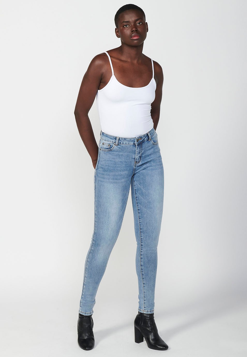 Pantalon long en jean coupe slim pour femme avec fermeture éclair et bouton sur le devant