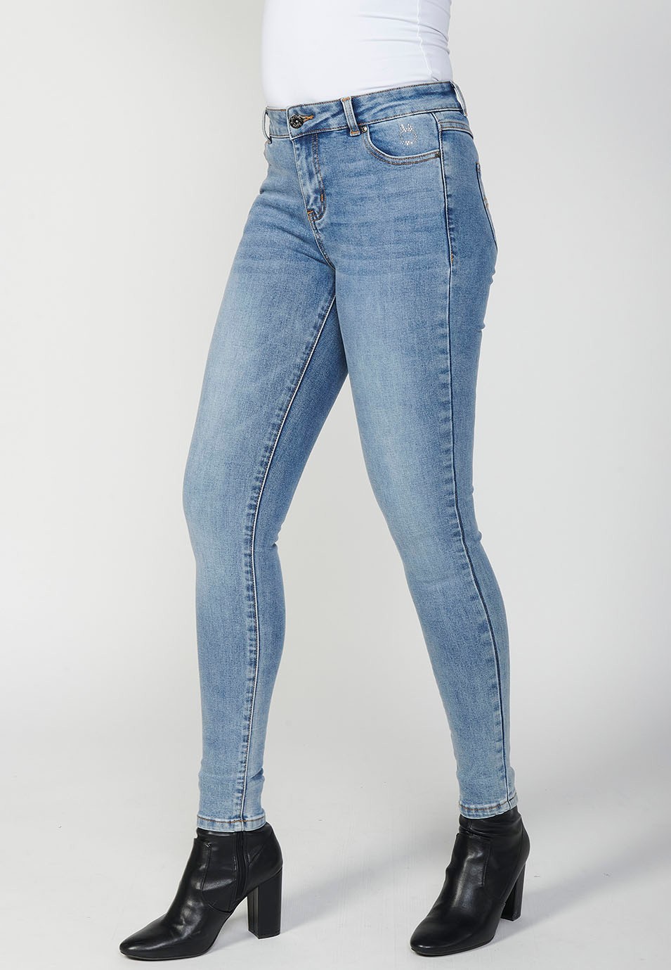 Pantalon long en jean coupe slim pour femme avec fermeture éclair et bouton sur le devant 3