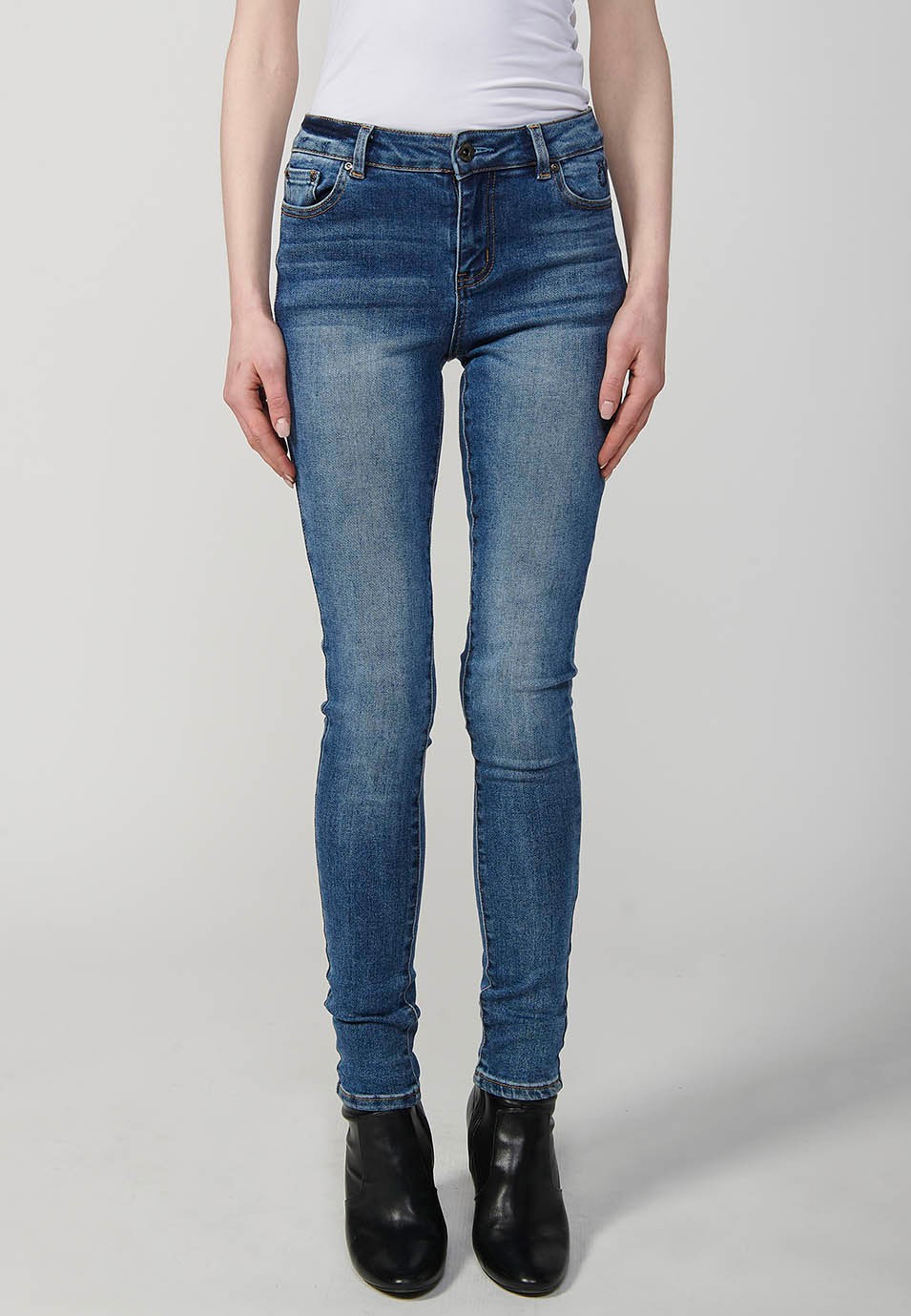 Dunkelblaue, lange Slim-Fit-Jeanshose für Damen mit Reißverschluss und Knopfverschluss vorne 2