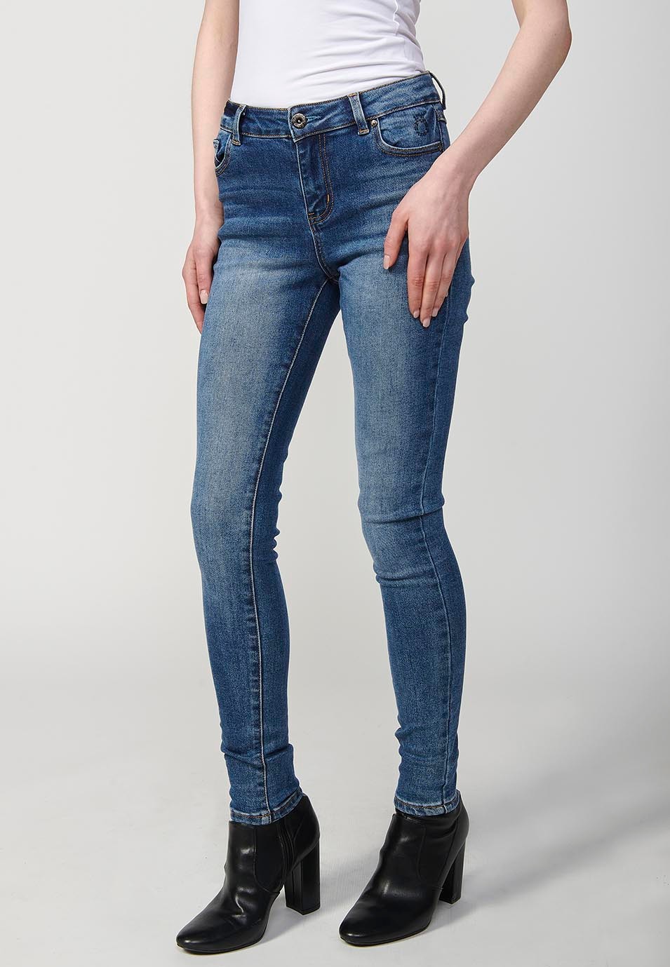 Pantalón largo denim slim fit con cierre delantero con cremallera y botón para mujer de color azul oscuro 8