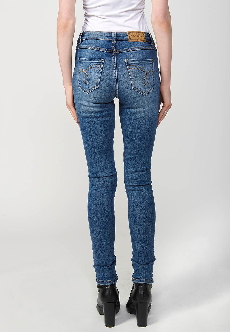 Dunkelblaue, lange Slim-Fit-Jeanshose für Damen mit Reißverschluss und Knopfverschluss vorne 1