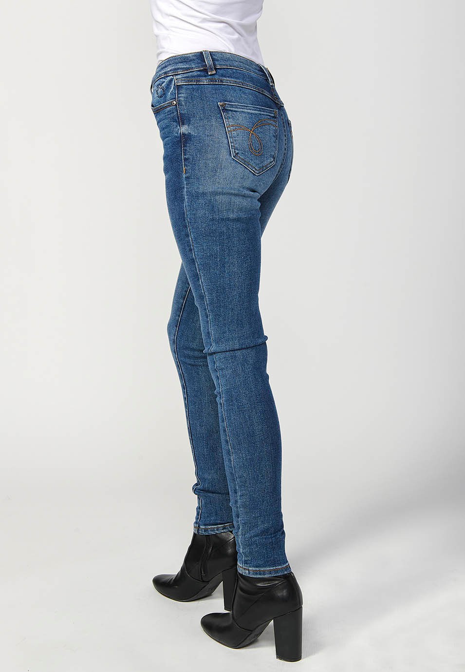 Pantalons llargs denim slim fit amb tancament davanter amb cremallera i botó per a dona de color blau fosc 4