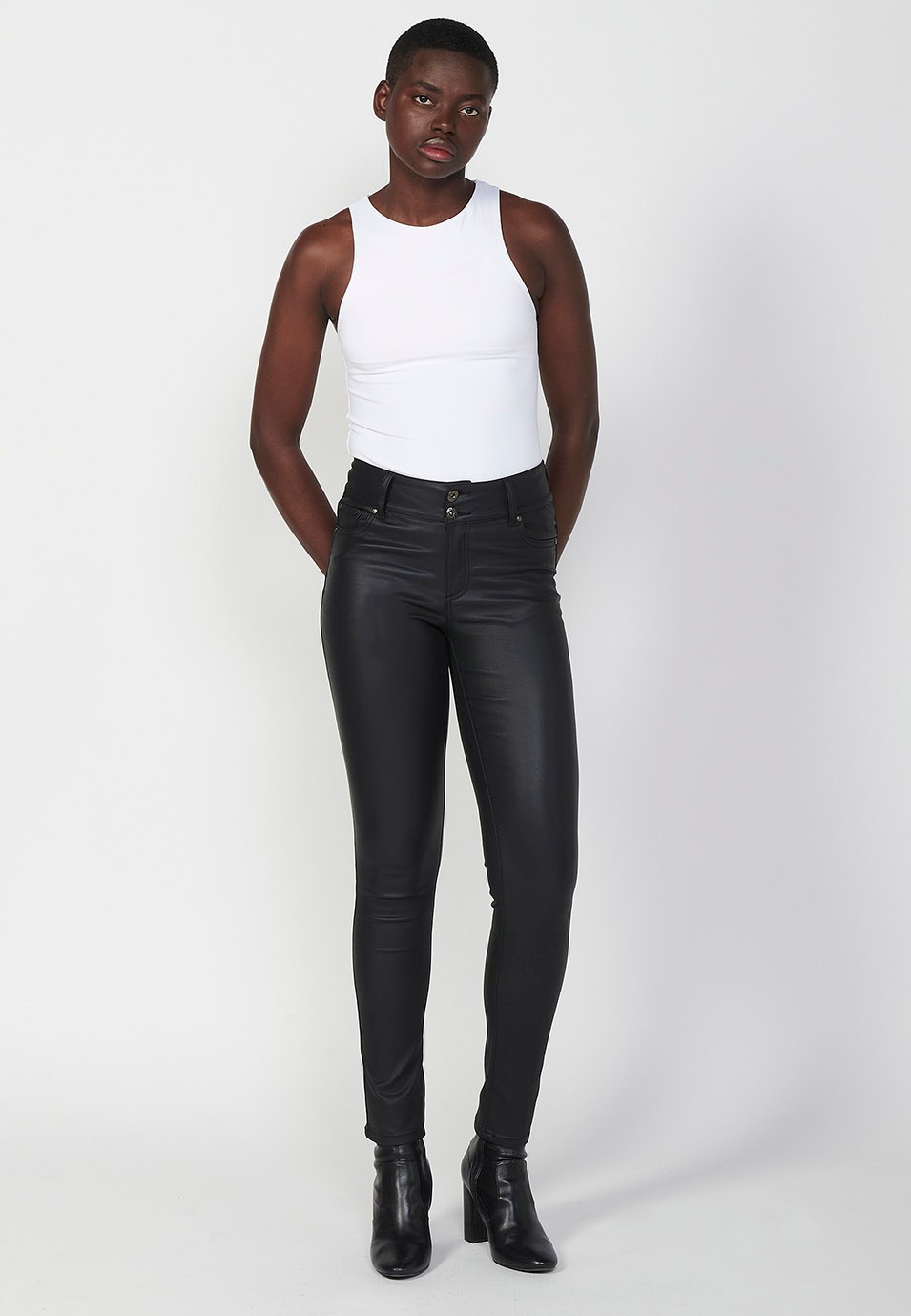 Pantalón cinco bolsillos slim fit con cintura alta push up para mujer de color negro