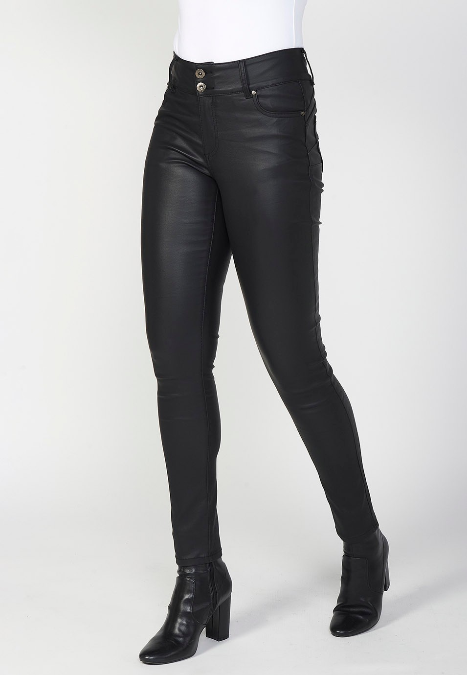 Pantalón cinco bolsillos slim fit con cintura alta push up para mujer de color negro