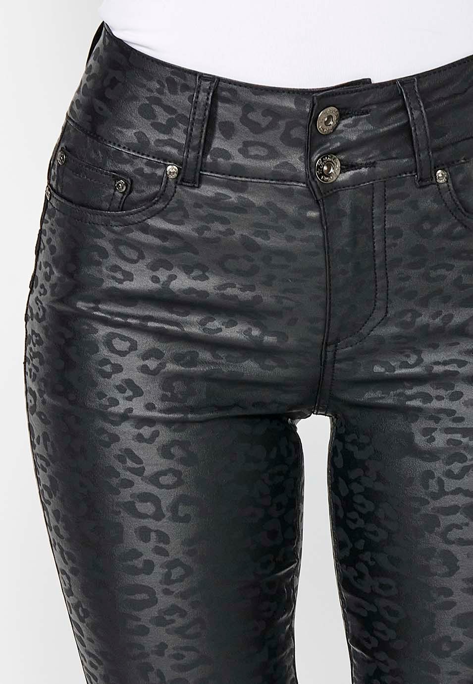 Pantalón denim cinco bolsillos recto con estampado leopardo en color negro para mujer