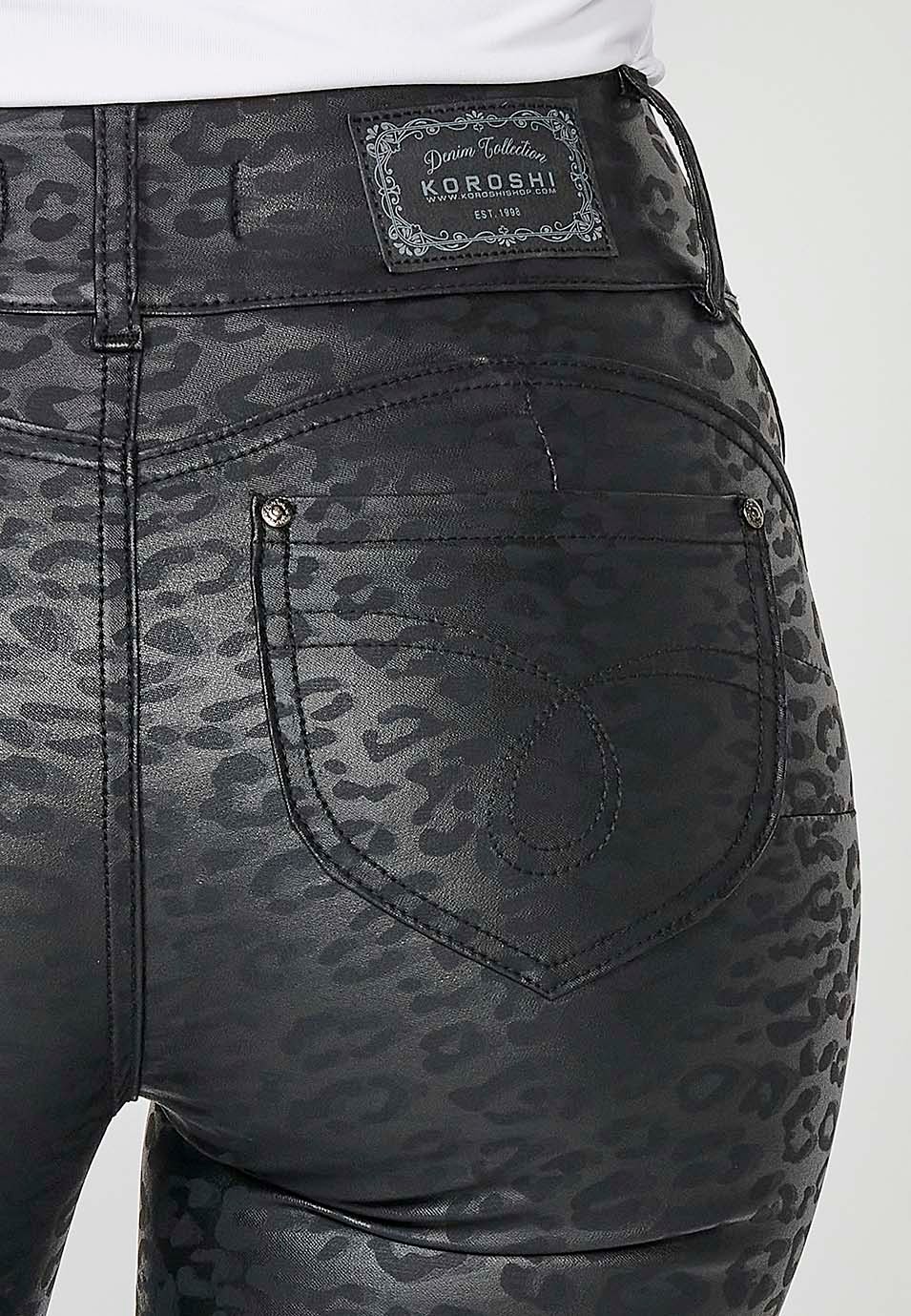 Pantalón denim cinco bolsillos recto con estampado leopardo en color negro para mujer