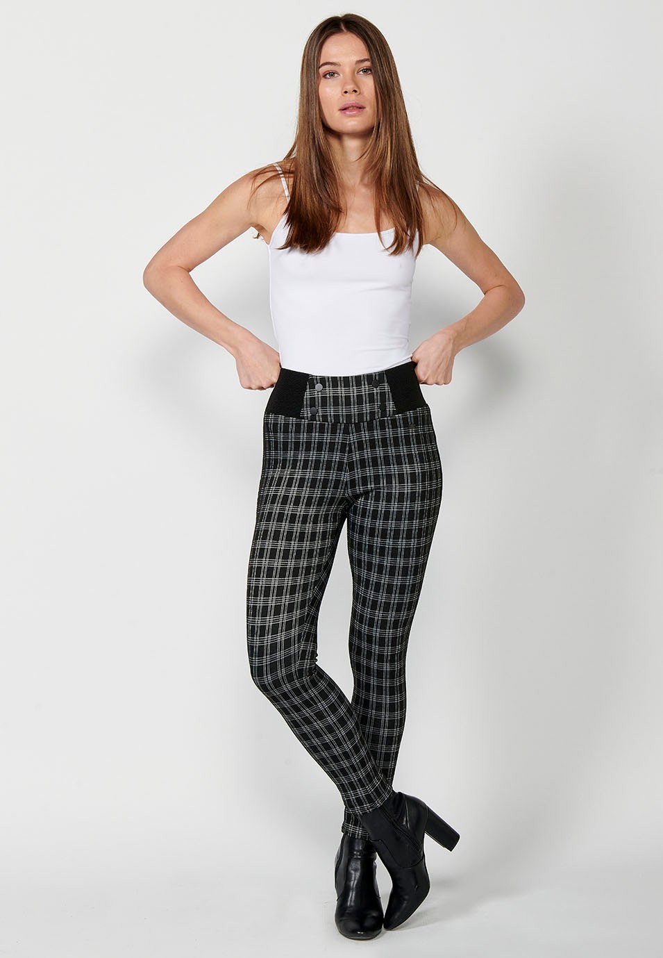 Pantalón leggins tejido punto roma de cuadros blanco y negro con cintura goma ancha con botones de adorno color Negro para Mujer