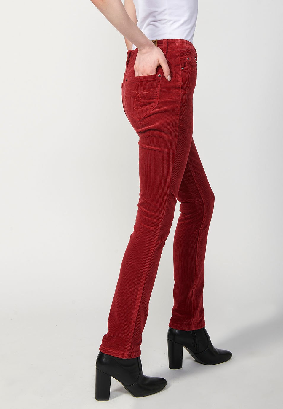 Pantalons de pana regular push up amb cinc butxaques per a dona de color granat 1