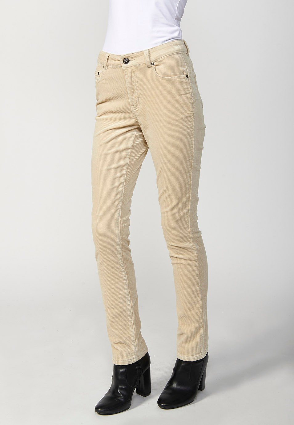 Pantalons de pana regular push up amb cinc butxaques per a dona de color cru 4