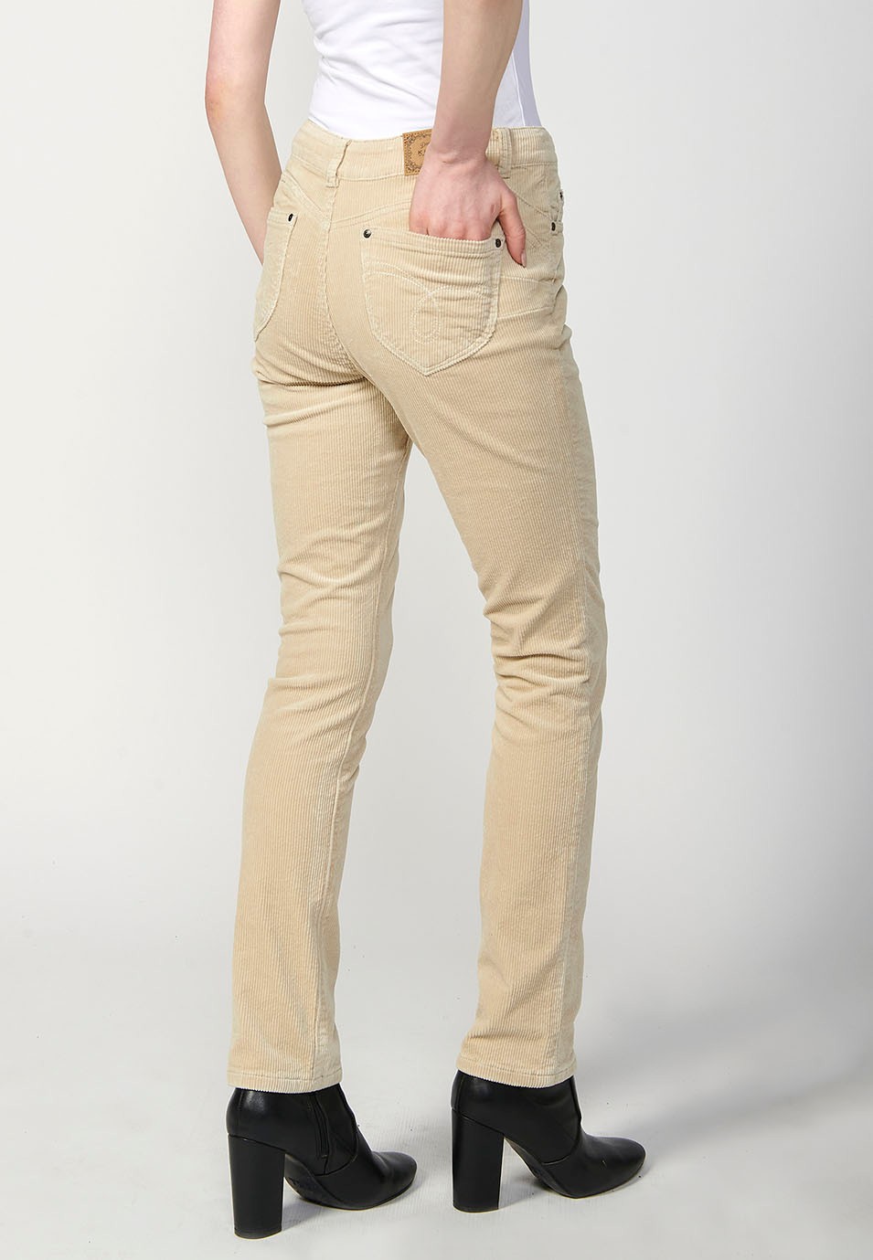 Pantalón de pana regular push up con cinco bolsillos para mujer de color crudo 5