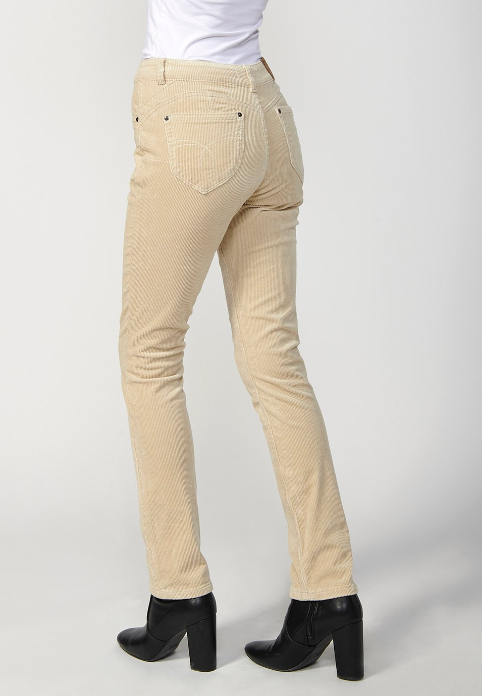 Pantalons de pana regular push up amb cinc butxaques per a dona de color cru 1