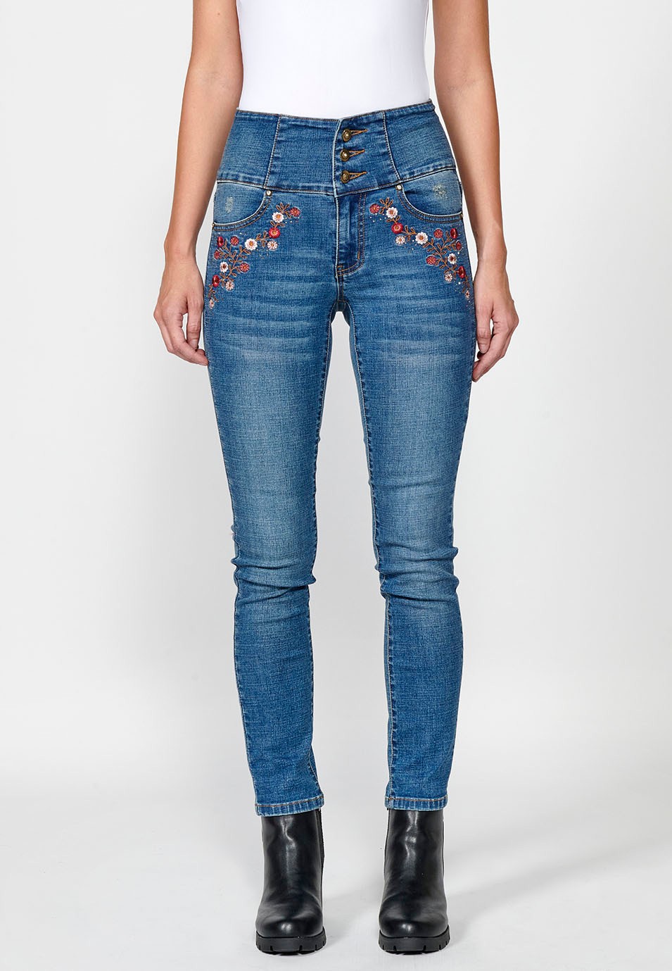 Pantalón denim push up cinco bolsillos y cintura fajín con bordado de flores y brillantes en bolsillos para mujer de color azul