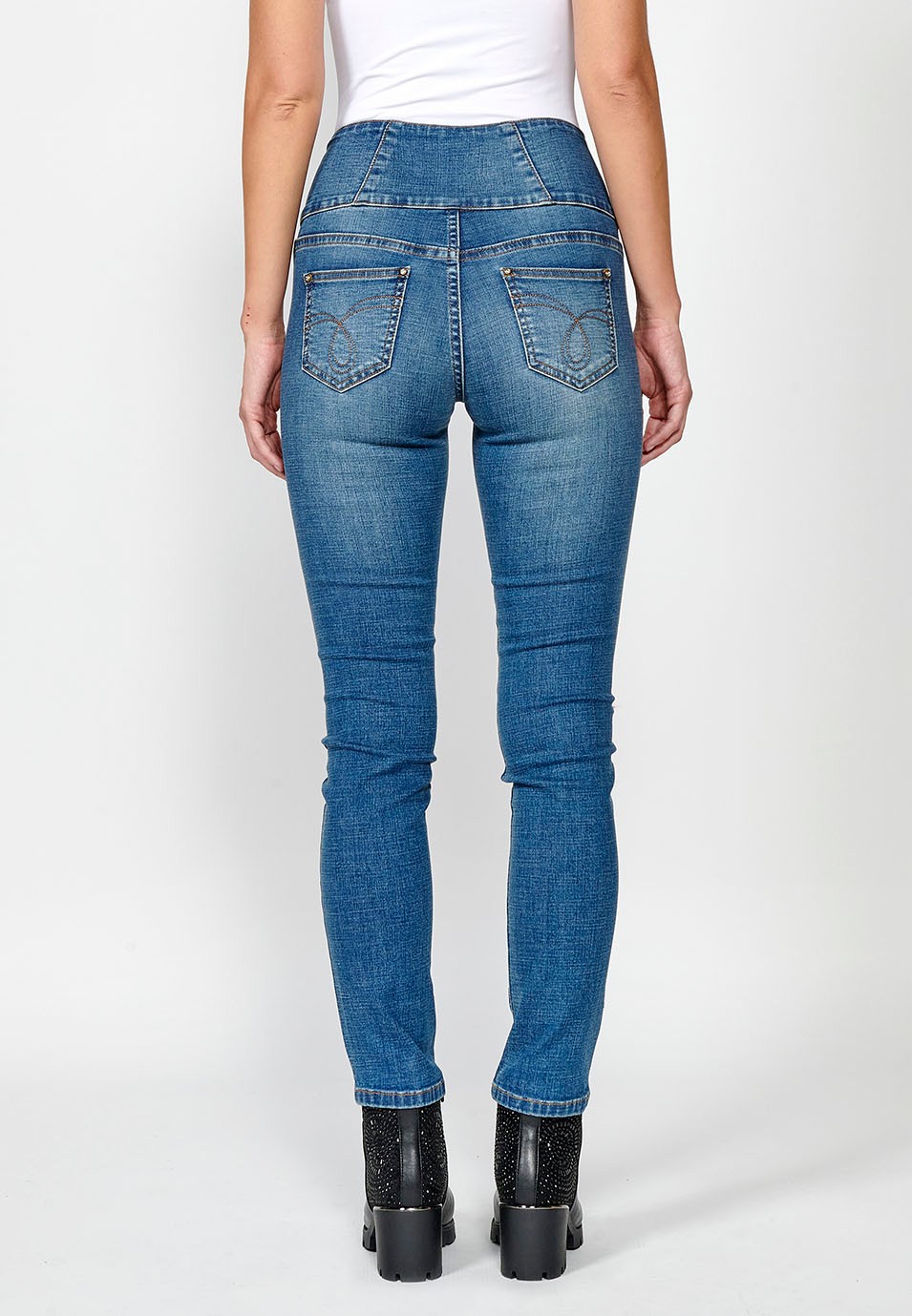 Pantalón denim push up cinco bolsillos y cintura fajín con bordado de flores y brillantes en bolsillos para mujer de color azul