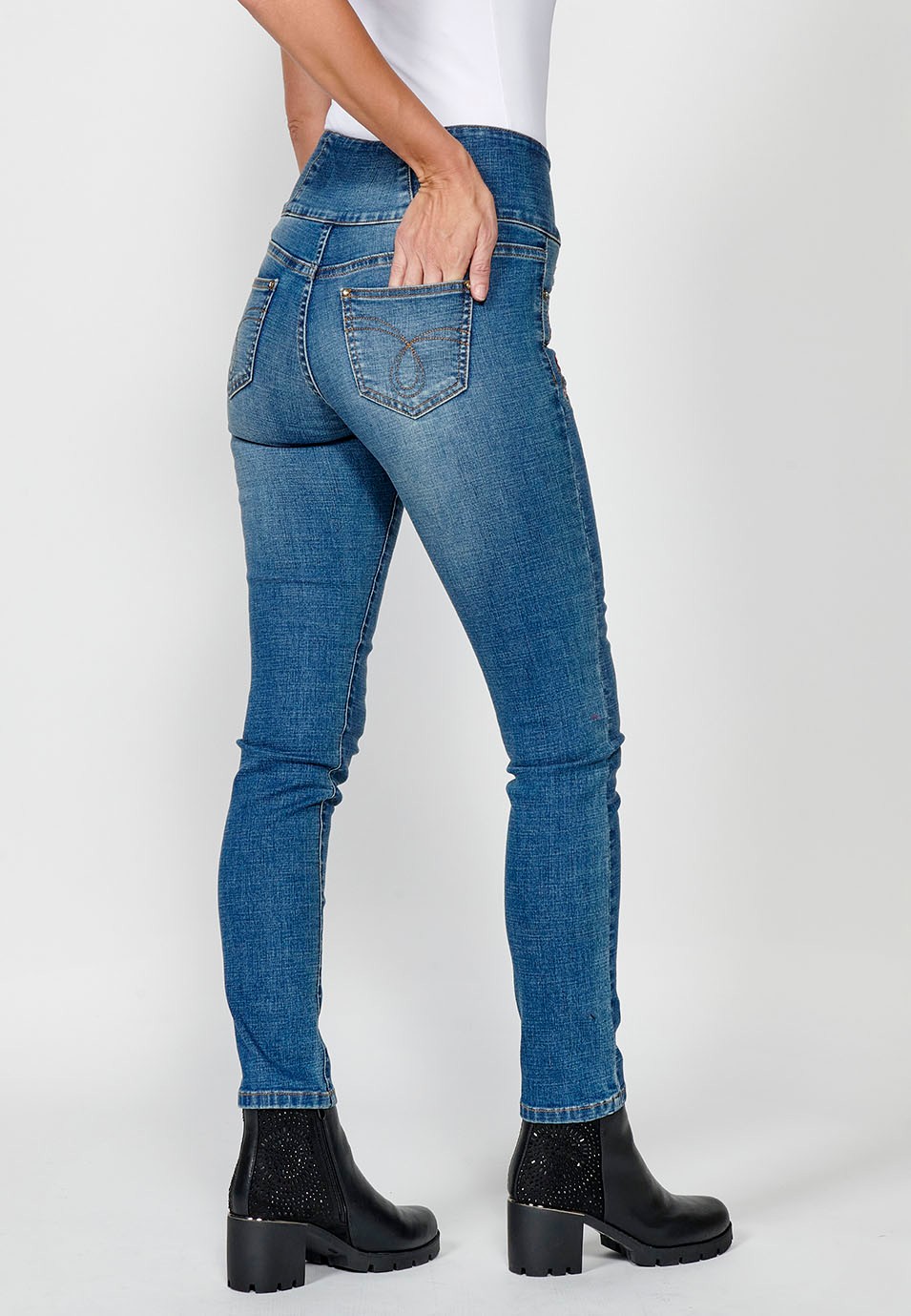 Pantalón denim push up cinco bolsillos y cintura fajín con bordado de flores y brillantes en bolsillos para mujer de color azul