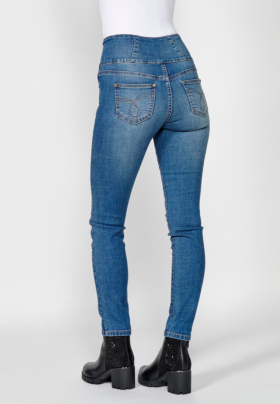 Pantalón denim push up cinco bolsillos y cintura fajín con bordado de flores y brillantes en bolsillos para mujer de color azul