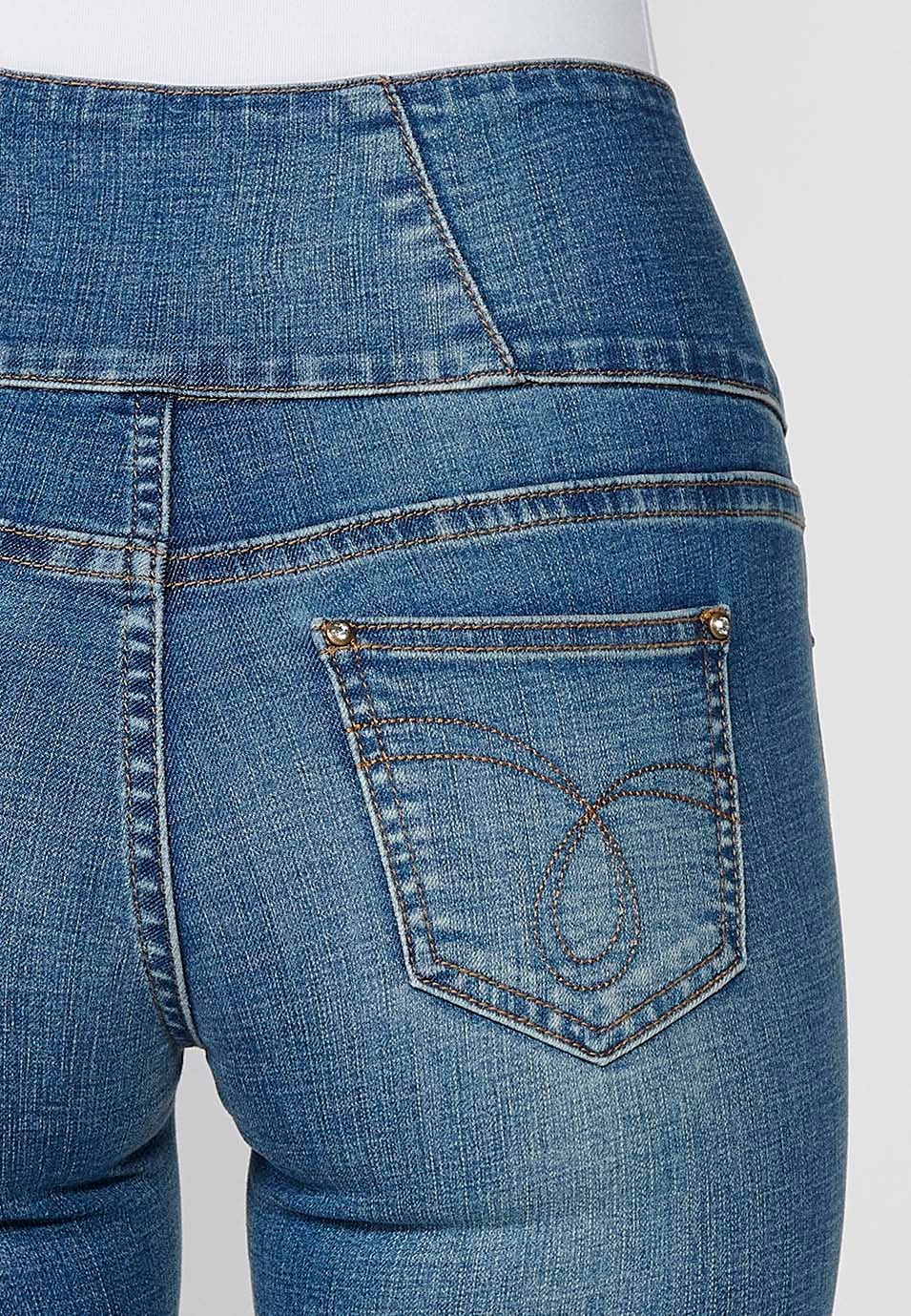 Pantalón denim push up cinco bolsillos y cintura fajín con bordado de flores y brillantes en bolsillos para mujer de color azul