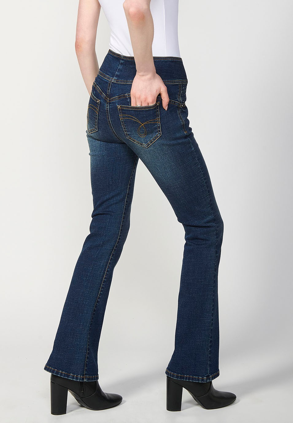 Pantalons denim push up cinc butxaques amb cintura faixí amb brodat i aplicacions metàl·liques a butxaques per a dona en color blau fosc