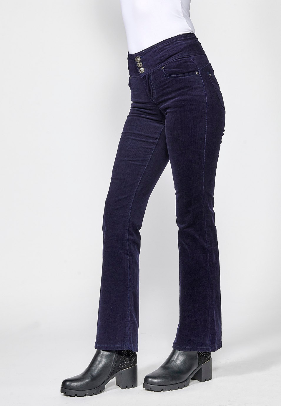 Pantalón pana cinco bolsillos ajustado efecto push up y estilo corset con cintura fajín de color navy para mujer