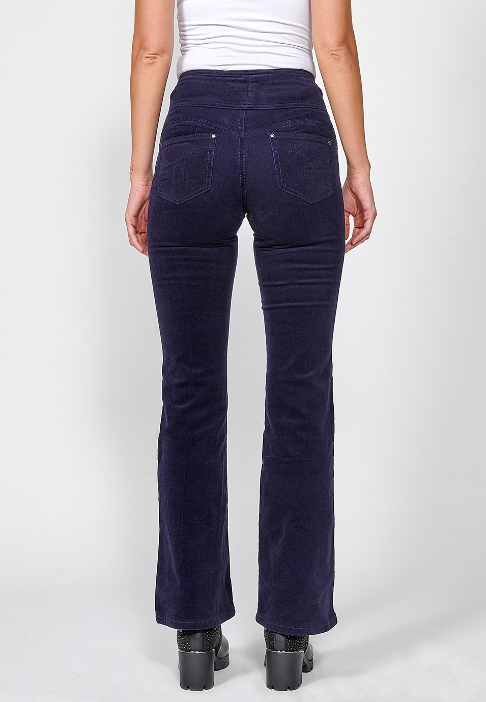 Pantalón pana cinco bolsillos ajustado efecto push up y estilo corset con cintura fajín de color navy para mujer