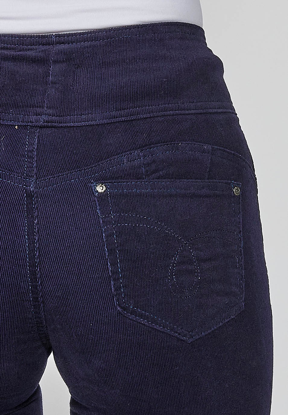 Eng anliegende Five-Pocket-Cordhose mit Push-up-Effekt und Korsett-Stil und marineblauem Schärpenbund für Damen