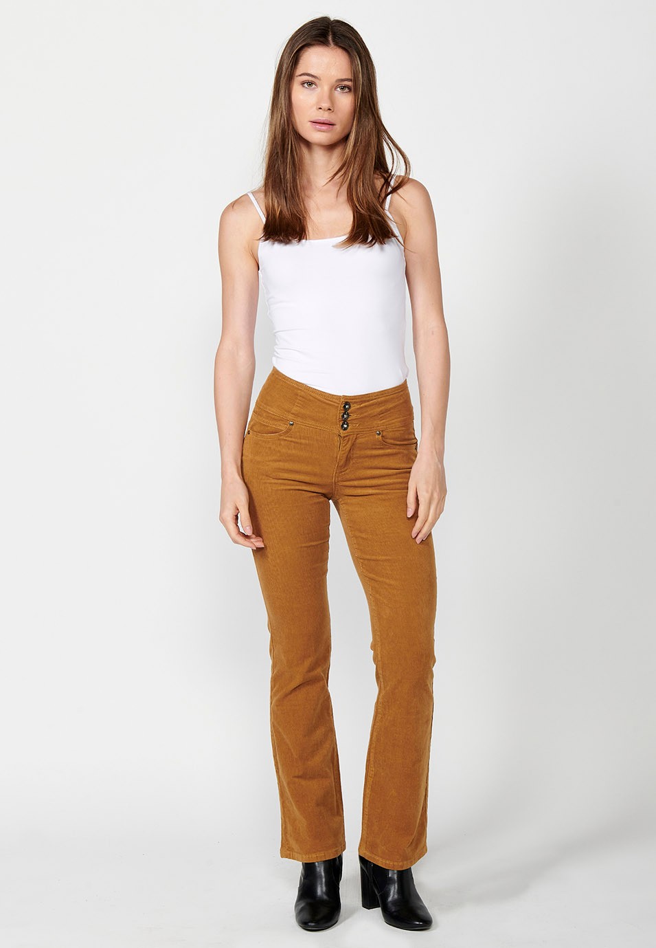 Pantalón pana cinco bolsillos ajustado efecto push up y estilo corset con cintura fajín de color camel para mujer