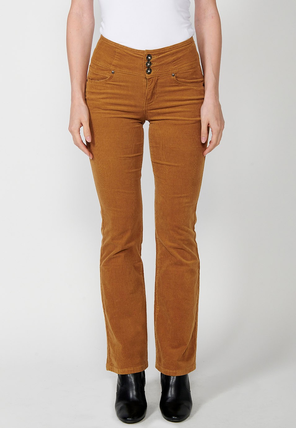 Pantalón pana cinco bolsillos ajustado efecto push up y estilo corset con cintura fajín de color camel para mujer