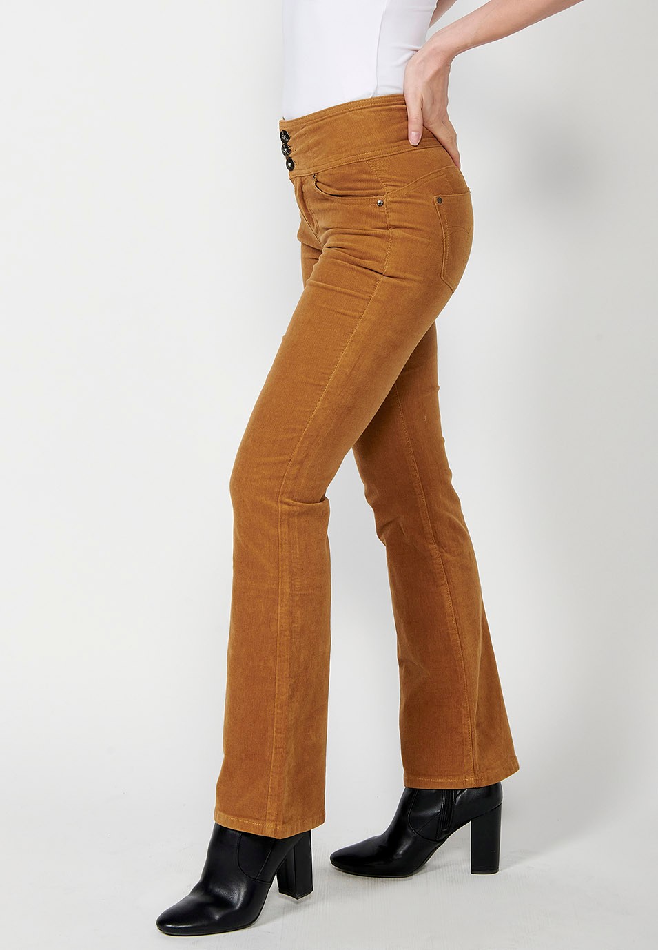 Pantalons pana cinc butxaques ajustat efecte push up i estil corset amb cintura faixí de color camel per a dona