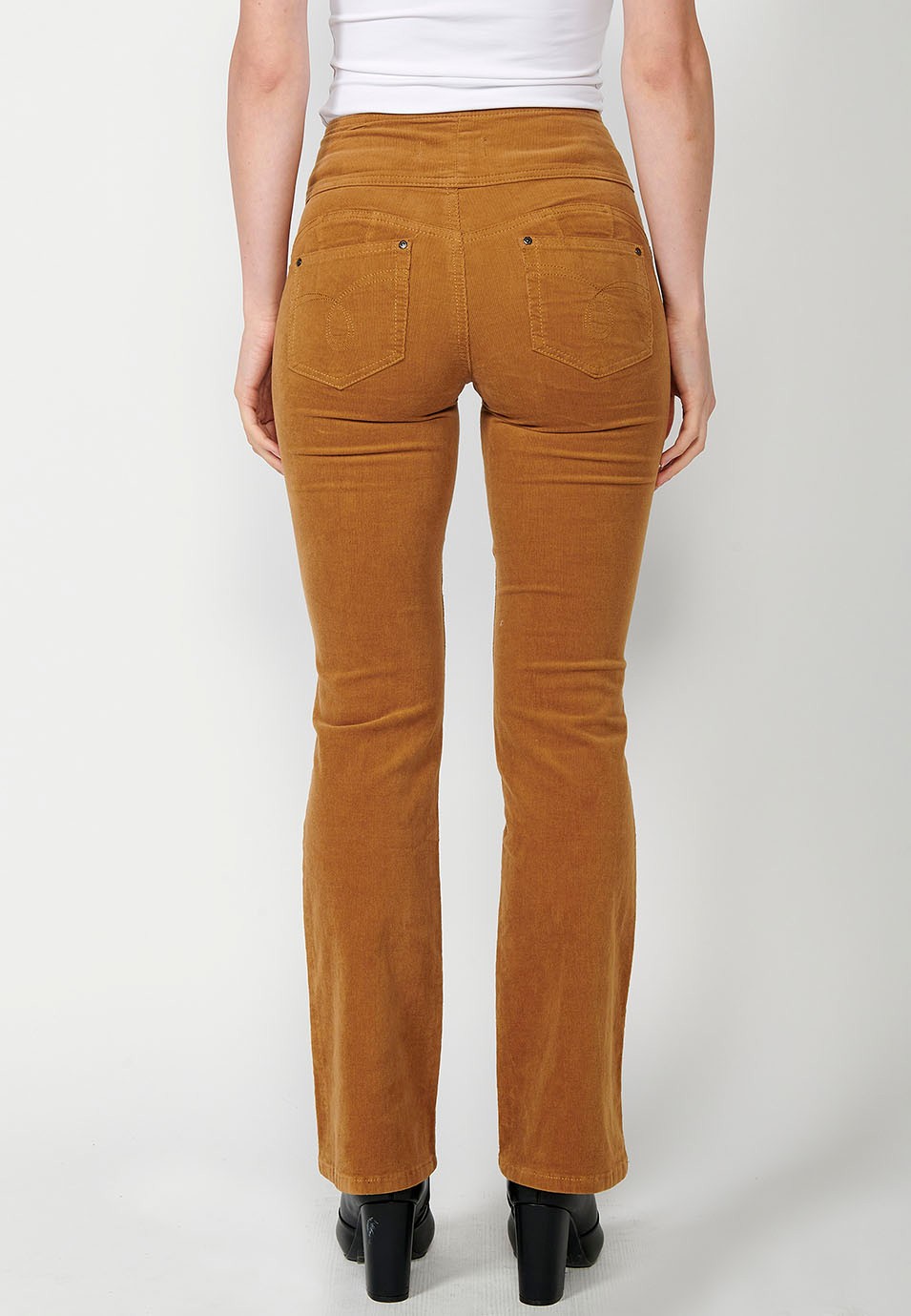 Pantalon 5 poches ajusté effet push-up et corset en velours côtelé avec ceinture camel à la taille pour femme