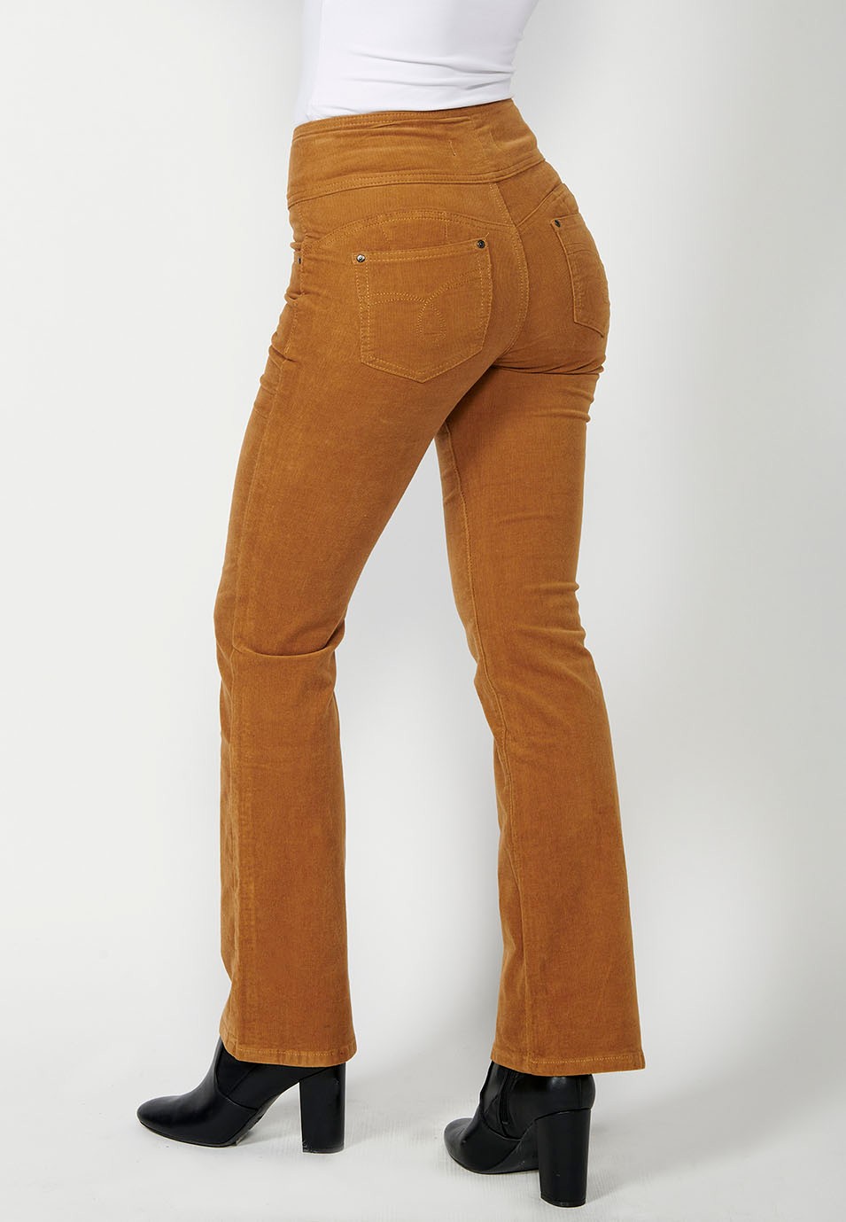 Eng anliegende Five-Pocket-Cordhose mit Push-up-Effekt und Korsett-Stil und kamelfarbener Schärpentaille für Damen