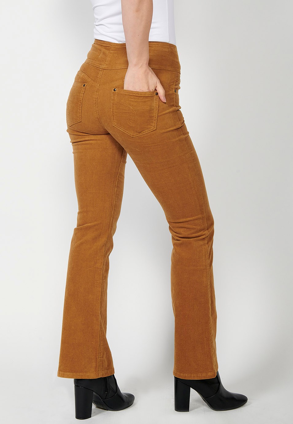 Eng anliegende Five-Pocket-Cordhose mit Push-up-Effekt und Korsett-Stil und kamelfarbener Schärpentaille für Damen